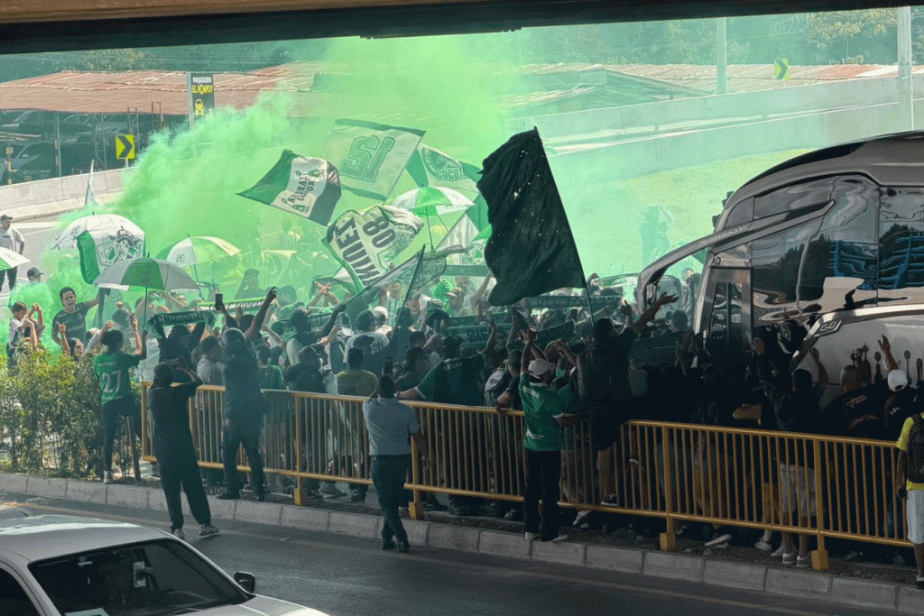 Hinchas de Atlético Nacional despiden al equipo antes de la final
