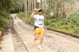 Vuelta al Roblal. El alcalde Santiago Montoya corre la carrera en El Retiro.